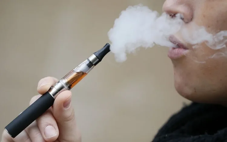 vapes, dispositivos eletrônicos de fumar