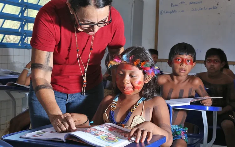 educação própria dos povos indígenas, ensino para povos originários, formação de professores indígenas