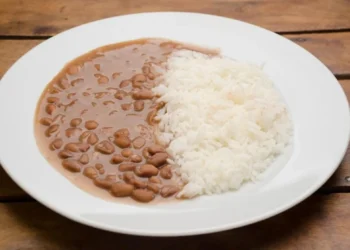 combinação de sucesso, arroz com feijão, prato popular