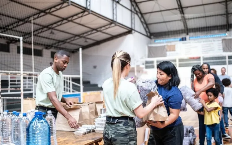 ajuda, apoio, assistência;