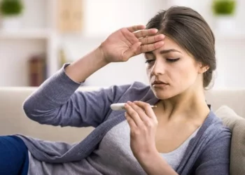 sensação, corpo está muito, quente, temperatura aumenta