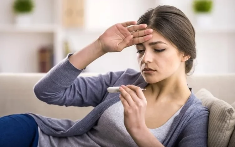 sensação, corpo está muito, quente, temperatura aumenta