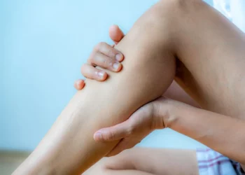 distúrbio do sono relacionado aos movimentos, condição de formigamento incômodo, necessidade incontrolável;