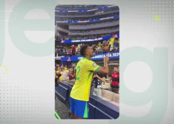 jogador, lateral, brasileiro, seleção, futebol, equipe, debate, torcedor, estádio;