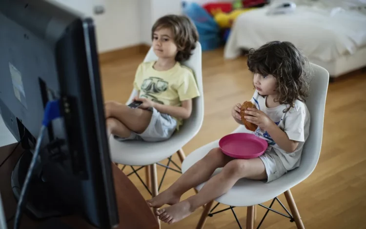 assistir, frente à TV, come