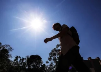 Pedestres caminhando próximo ao Parque Augusta, na região da Consolação, em dia de forte calor na cidade de São Paulo. Foto: Werther Santana/Estadão - 18/09/2023 / Estadão - Todos os direitos: @ Terra