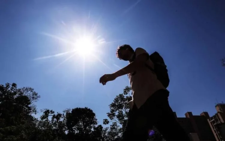 Pedestres caminhando próximo ao Parque Augusta, na região da Consolação, em dia de forte calor na cidade de São Paulo. Foto: Werther Santana/Estadão - 18/09/2023 / Estadão - Todos os direitos: @ Terra