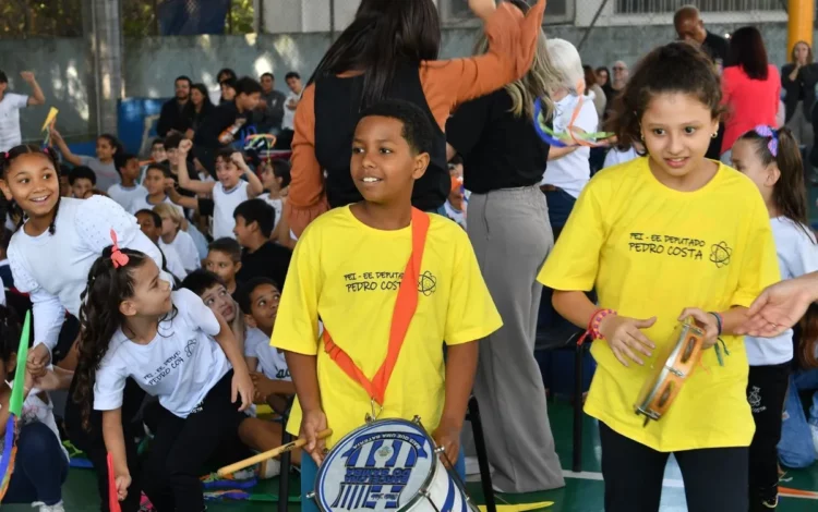 escolas, públicas (no contexto: estaduais, núcleos, de ensino);