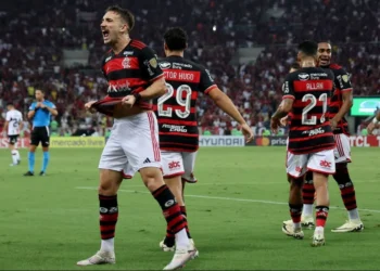 jogador titular, zagueiro, volante, Flamengo;